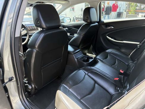 Used 2017 Chevrolet Volt LT w/ Comfort Package FWD image 18