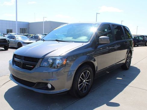 Used 2018 Dodge Grand Caravan SE FWD image 3