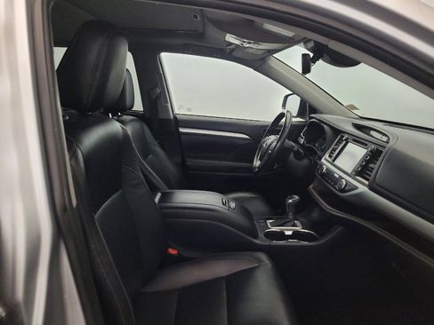 Used 2019 Toyota Highlander XLE AWD/4WD image 21