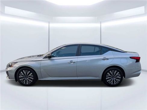 Used 2024 Nissan Altima 2.5 SV FWD image 7