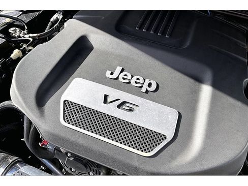 Used 2015 Jeep Wrangler Unlimited Sahara w/ Connectivity Group image 32