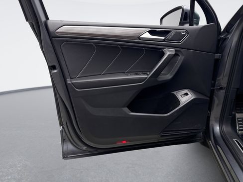 Used 2022 Volkswagen Tiguan SEL R-Line image 9