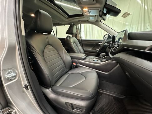 Used 2023 Toyota Highlander XLE AWD/4WD image 15
