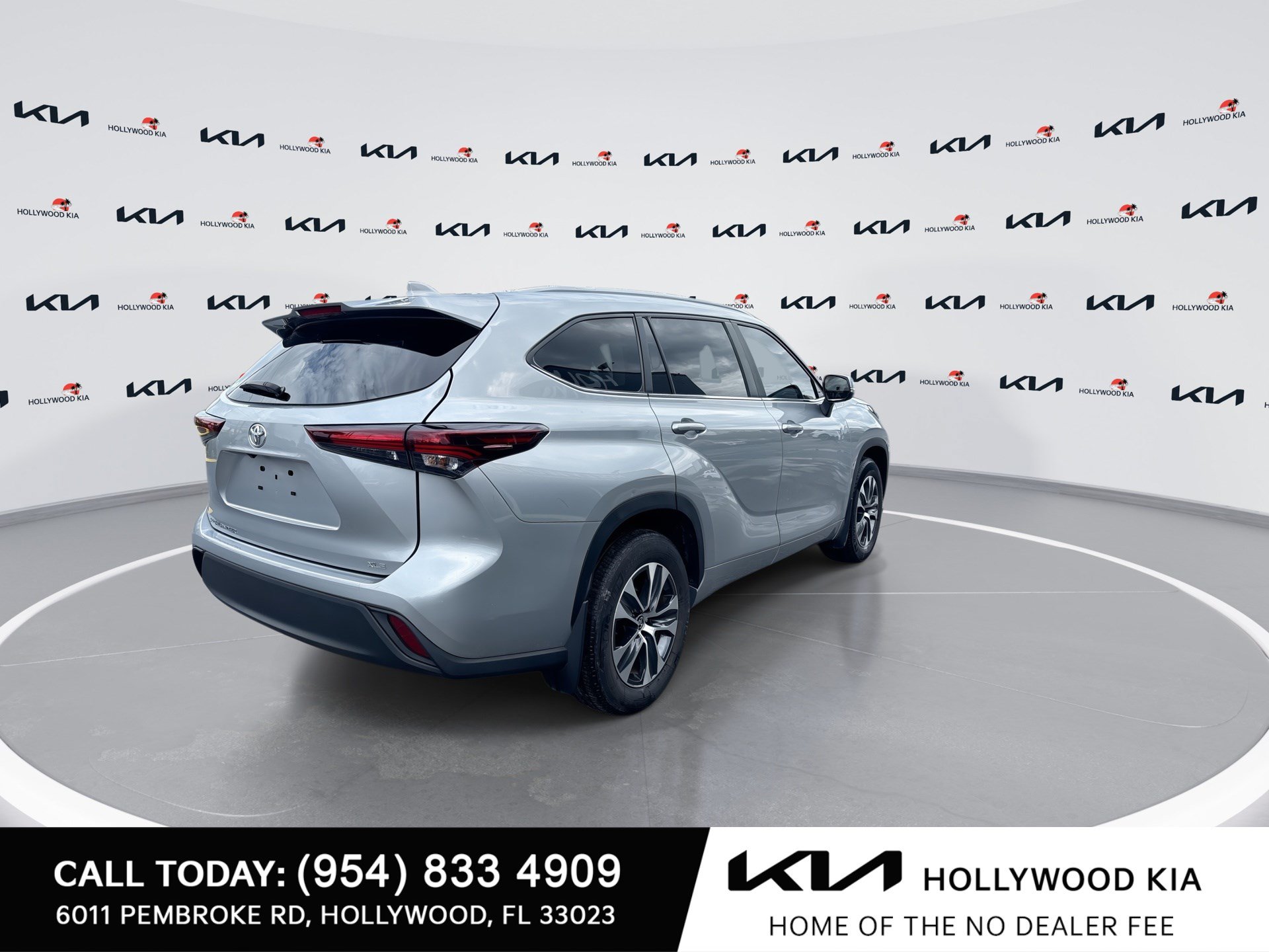Used 2024 Toyota Highlander XLE FWD image 8