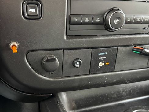 Used 2017 Chevrolet Express 2500 image 28