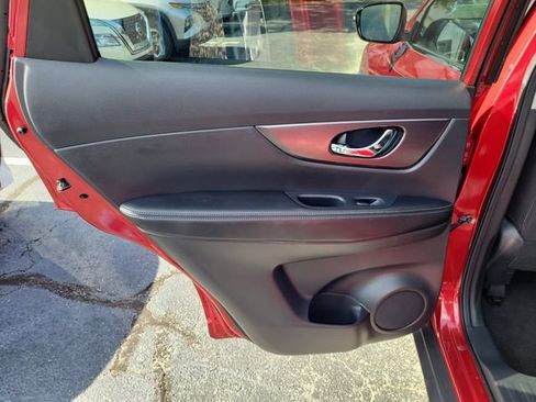 Used 2016 Nissan Rogue SV FWD image 14