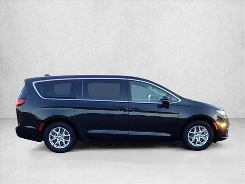 Used 2023 Chrysler Pacifica Touring-L FWD image 5