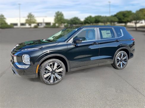 New 2025 Mitsubishi Outlander SE image 3