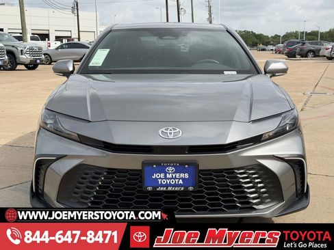 Used 2025 Toyota Camry SE image 3