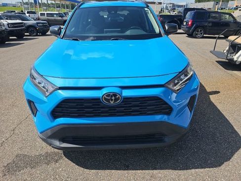 Used 2019 Toyota RAV4 LE FWD image 2