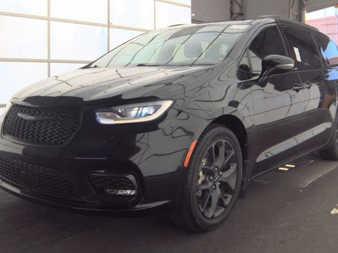 Used 2021 Chrysler Pacifica Touring w/ S Appearance Package FWD image 4