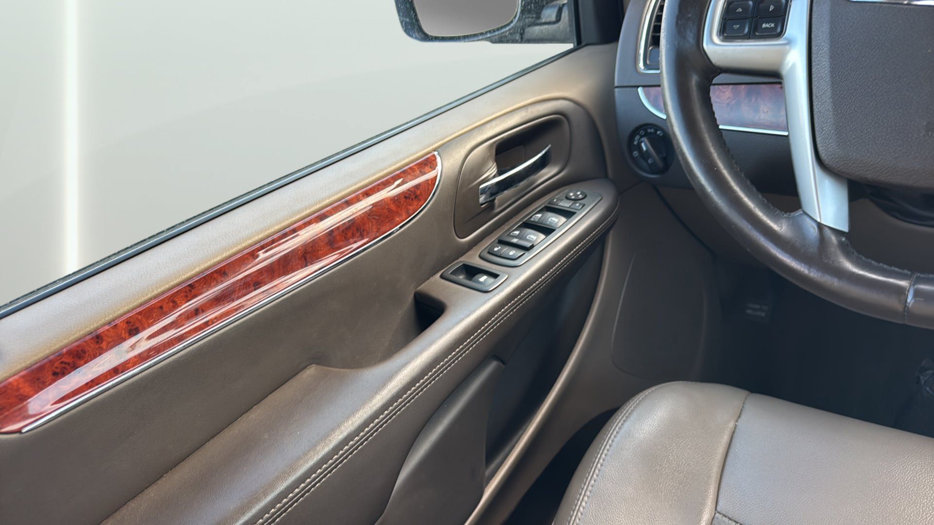 Used 2012 Chrysler Town & Country Touring w/ Entertainment Group #1 FWD image 19