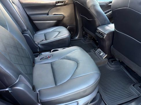 Used 2021 Toyota Highlander Platinum AWD/4WD image 23