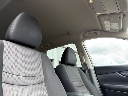 Used 2018 Nissan Rogue SV FWD image 16