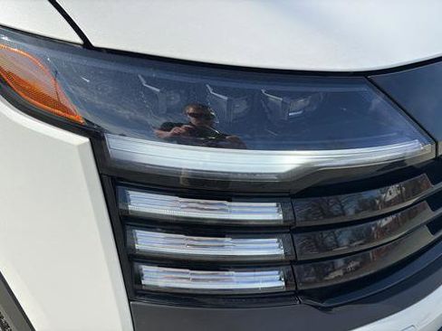 Used 2025 Nissan Kicks SR w/ SR Premium Package image 9