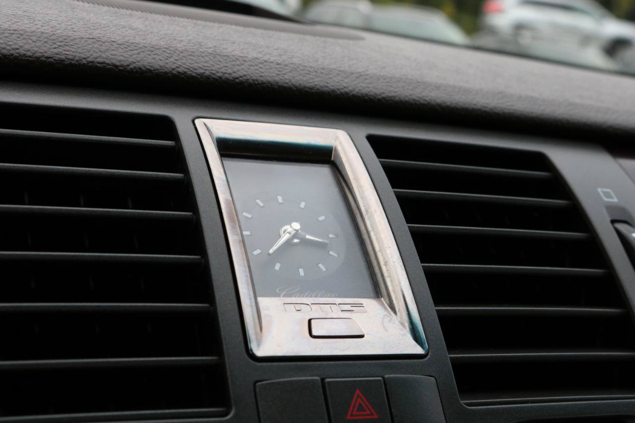 Used 2009 Cadillac DTS w/ Sun And Sound Package FWD image 28