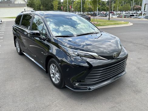 Used 2026 Toyota Sienna XLE FWD image 2