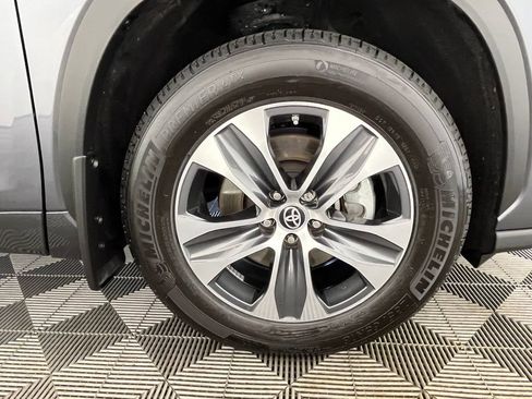 Used 2023 Toyota Highlander XLE AWD/4WD image 15