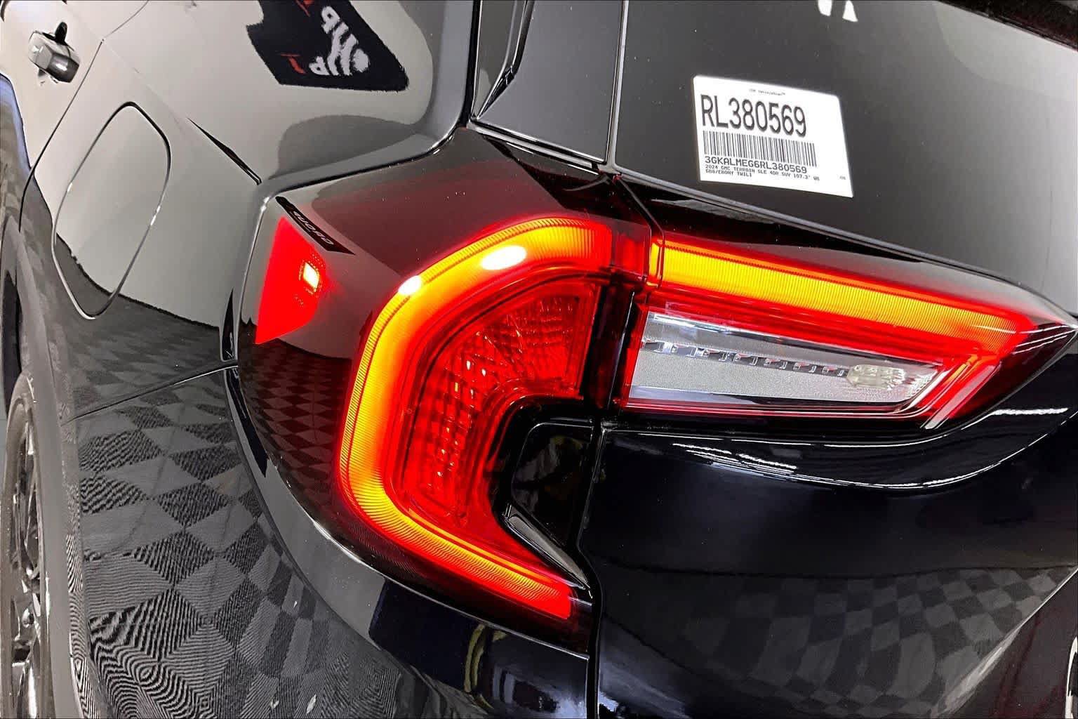 Used 2024 GMC Terrain SLE w/ Driver Convenience Package FWD image 27