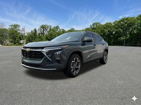 Used 2025 Chevrolet Trax LT FWD image 4