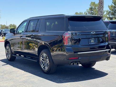 Used 2025 Chevrolet Suburban Z71 AWD/4WD image 4