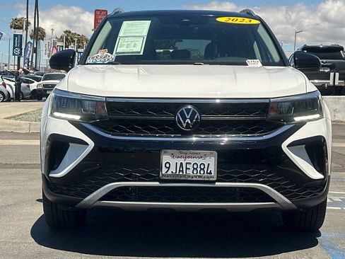 Used 2023 Volkswagen Taos SE w/ Panoramic Sunroof Package FWD image 9