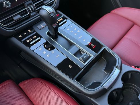 Certified 2025 Porsche Macan image 22