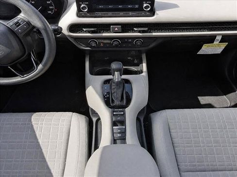 Used 2025 Honda HR-V LX image 17