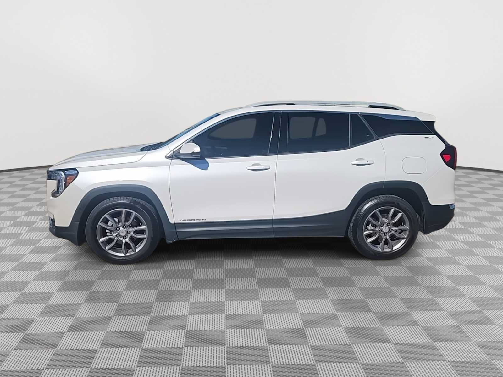 Used 2022 GMC Terrain SLT w/ Infotainment Package II FWD image 5