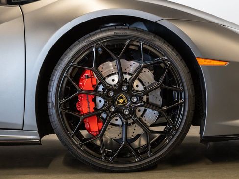 Used 2021 Lamborghini Huracan EVO RWD image 18