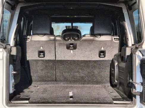 Used 2021 Jeep Wrangler Unlimited Sahara image 37