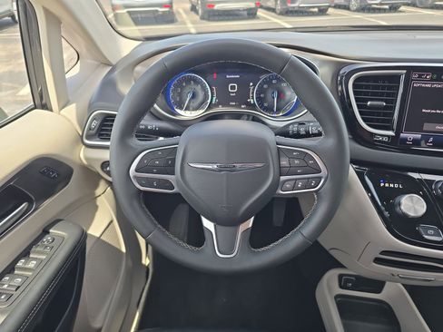 Used 2024 Chrysler Pacifica Touring-L FWD image 10