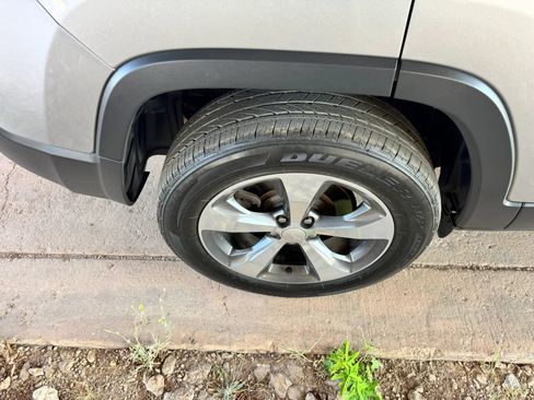 Used 2019 Jeep Cherokee Limited AWD/4WD image 30