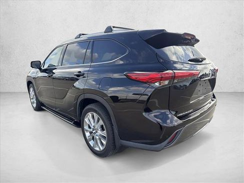 Certified 2021 Toyota Highlander Limited FWD image 8