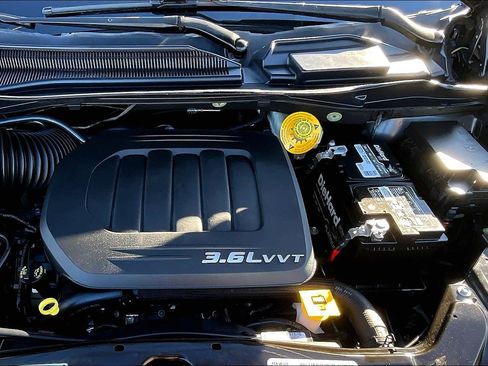 Used 2018 Dodge Grand Caravan SE w/ UConnect Hands-Free Group image 9