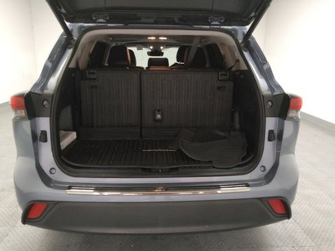 Used 2022 Toyota Highlander XLE FWD image 29