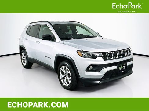 Used 2025 Jeep Compass Latitude AWD/4WD image 1