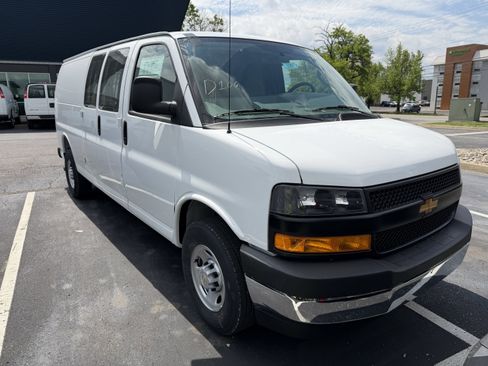 New 2026 Chevrolet Express 3500 Extended RWD image 2