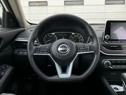 Used 2025 Nissan Altima 2.5 SV image 31