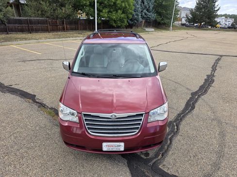 Used 2010 Chrysler Town & Country Touring Plus w/ Safetytec Group FWD image 12