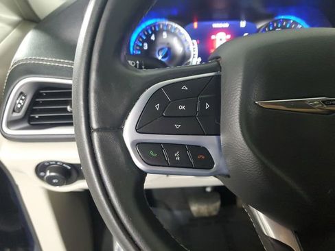 Used 2022 Chrysler Pacifica Touring-L image 11