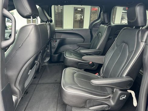 Used 2025 Chrysler Pacifica Limited FWD image 12