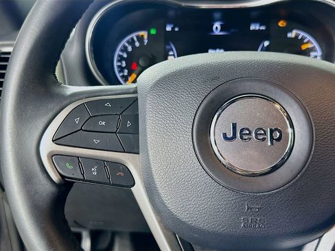 Used 2019 Jeep Grand Cherokee Laredo w/ Laredo X Package image 22