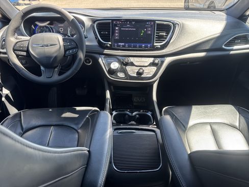 Used 2025 Chrysler Pacifica Limited FWD image 29