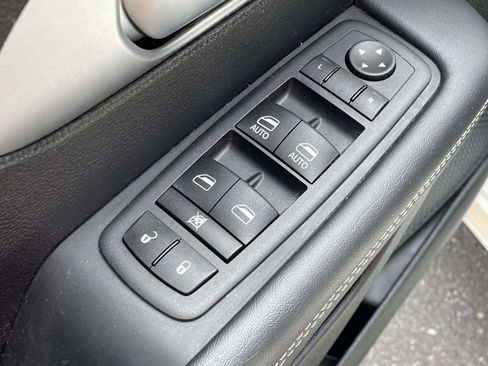 Used 2023 Chrysler Pacifica Touring-L w/ S Appearance Package FWD image 16