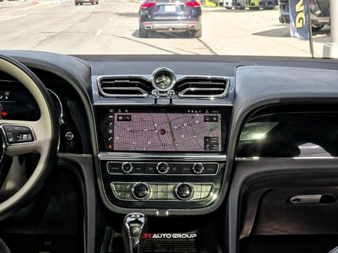 Used 2021 Bentley Bentayga AWD/4WD image 30