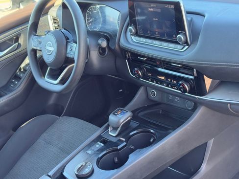 Used 2022 Nissan Rogue SV image 11