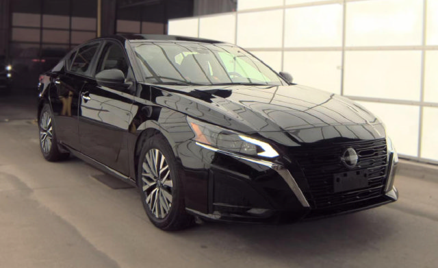 Used 2025 Nissan Altima 2.5 SV FWD image 9
