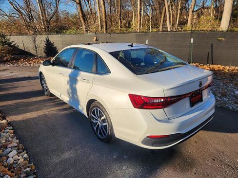 Used 2025 Volkswagen Jetta SE w/ Sunroof Package image 3