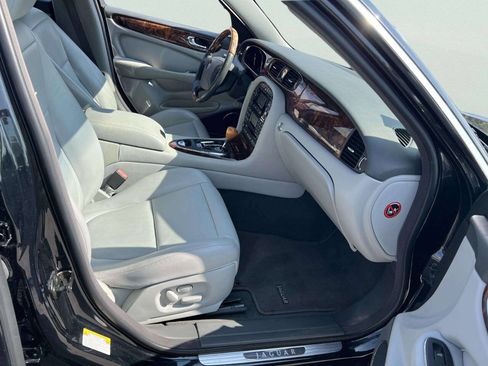 Used 2004 Jaguar XJ8 RWD image 3